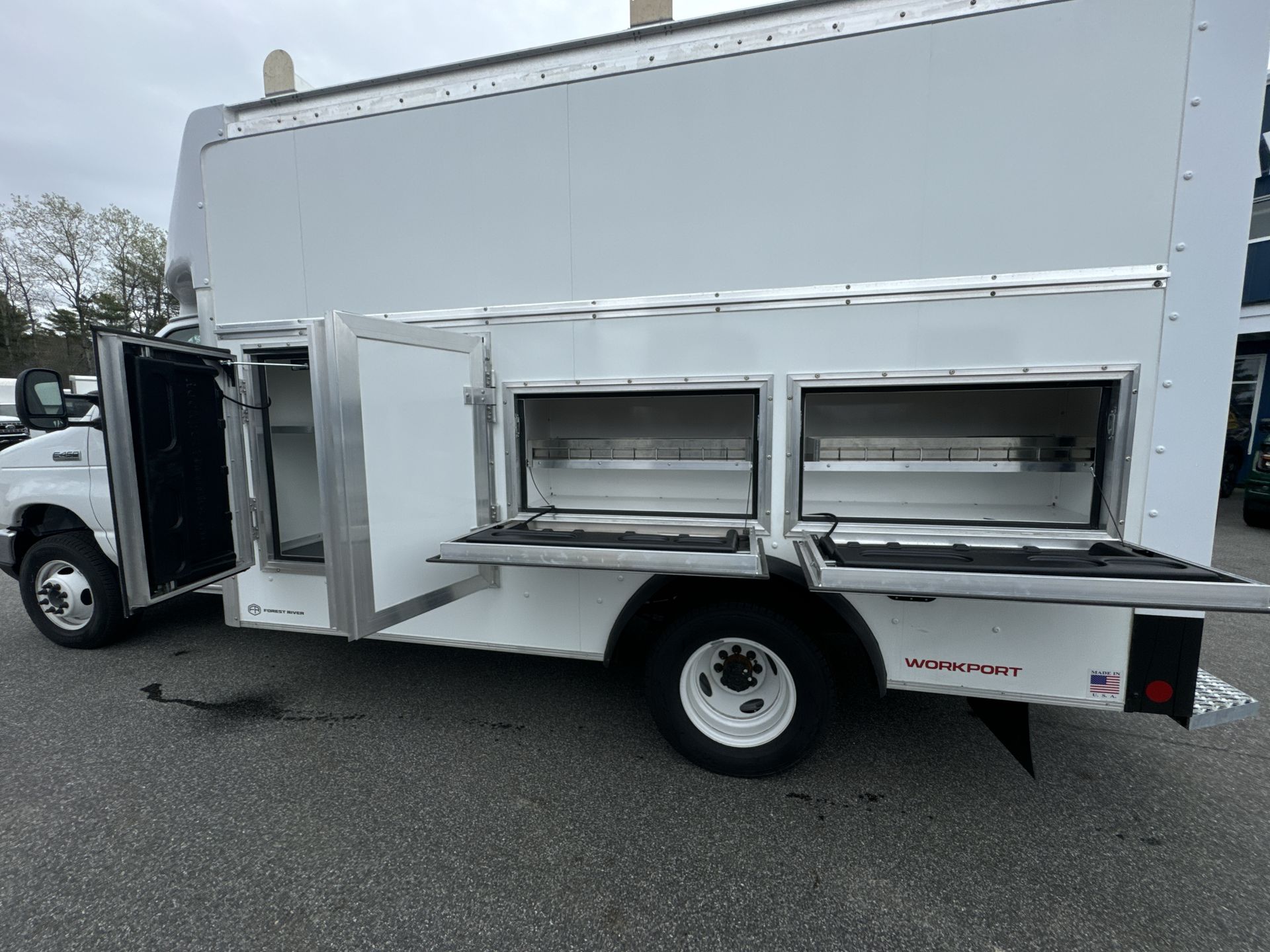 2026 Ford E-450 Cutaway photo 3