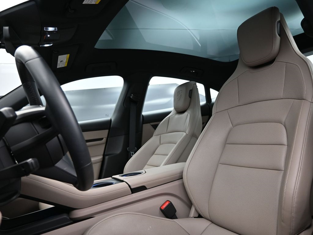 2023 Porsche Taycan Base photo 4