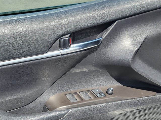 2021 Toyota Camry SE photo 16