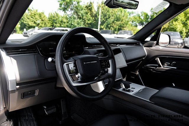 2025 Land Rover Range Rover SE photo 2