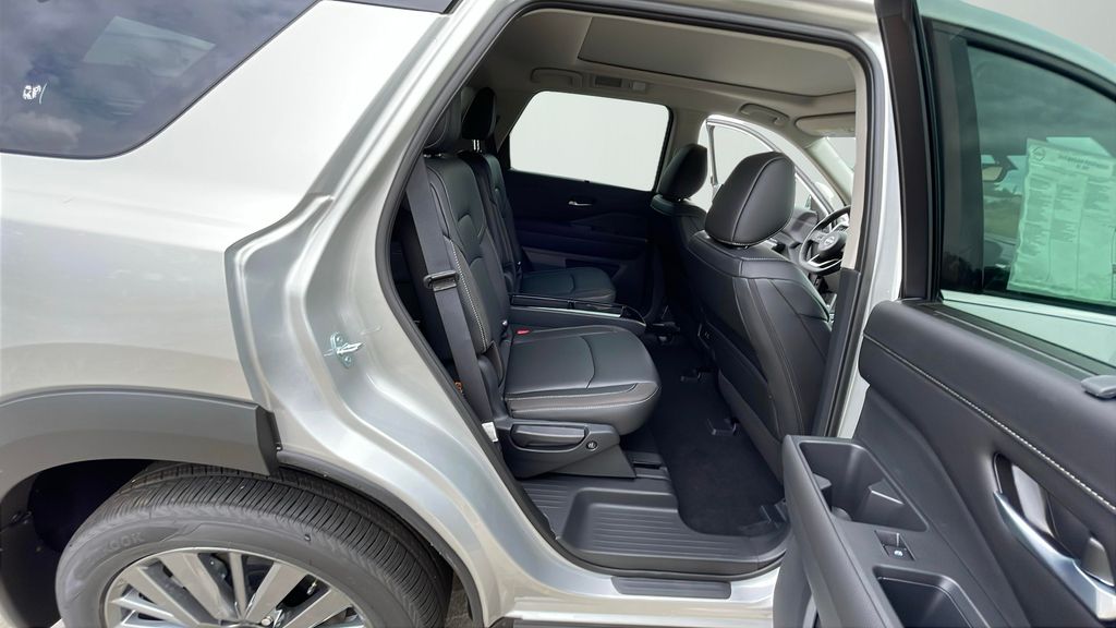 2025 Nissan Pathfinder SL photo 12