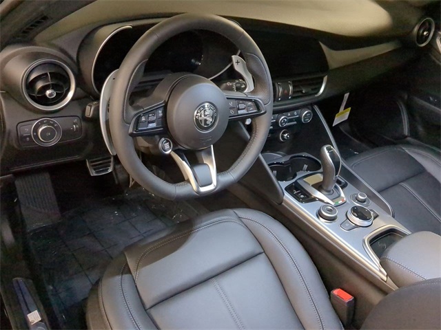 2025 Alfa Romeo Giulia Base photo 13