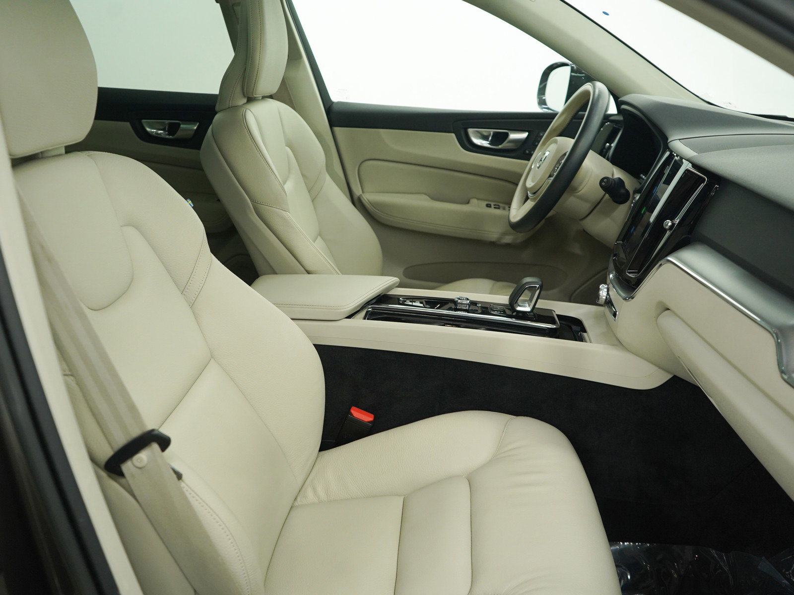 2023 Volvo XC60 B5 Core photo 11