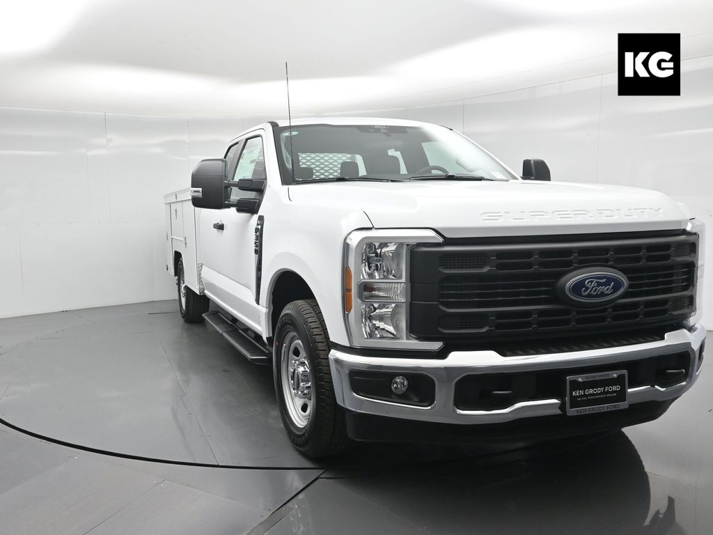 2026 Ford F-350 Super Duty XL's photo