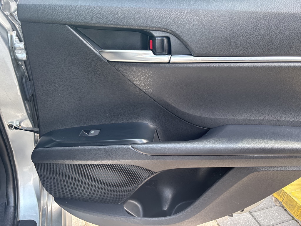 2020 Toyota Camry SE photo 25