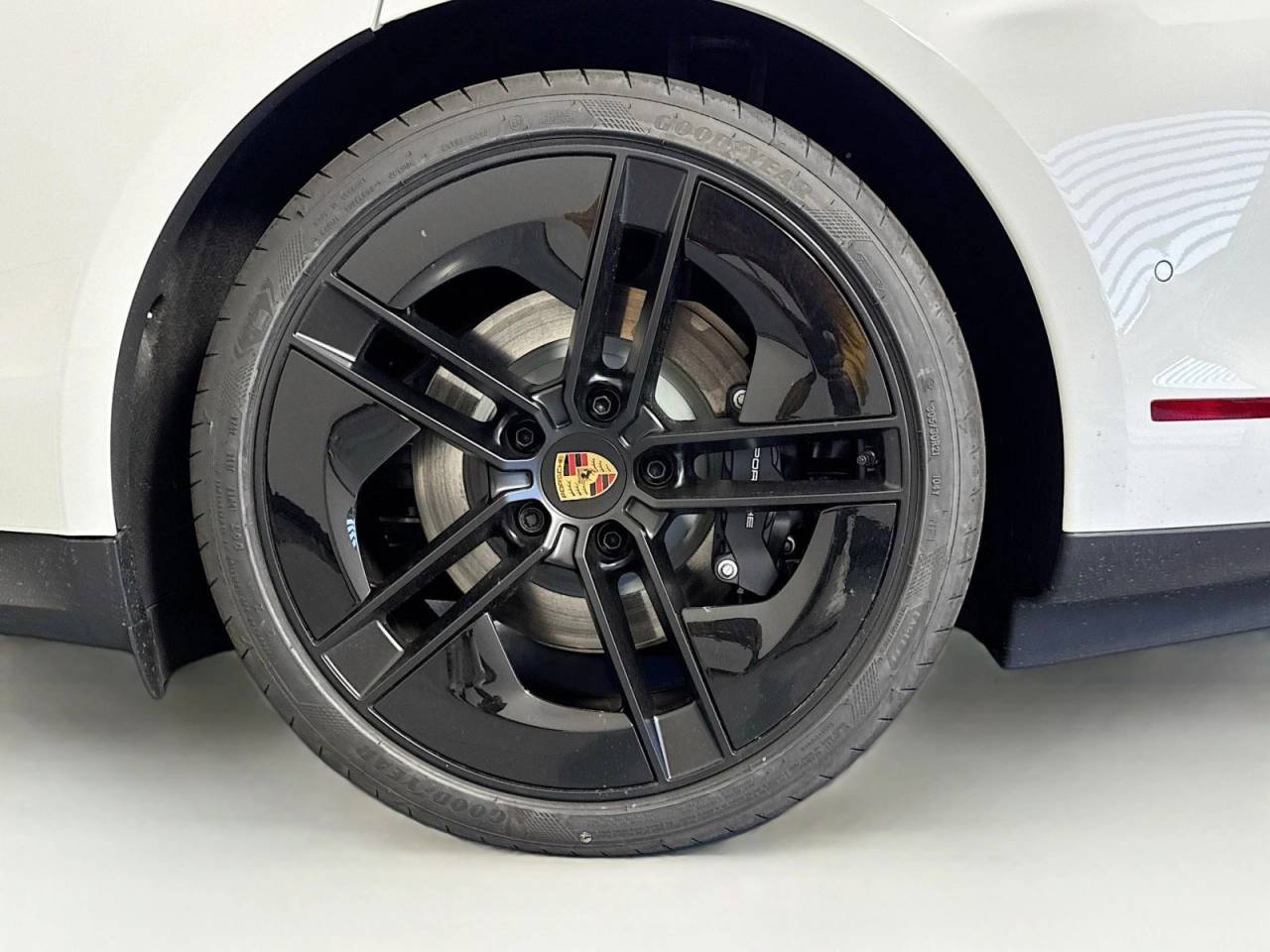 2025 Porsche Taycan photo 21