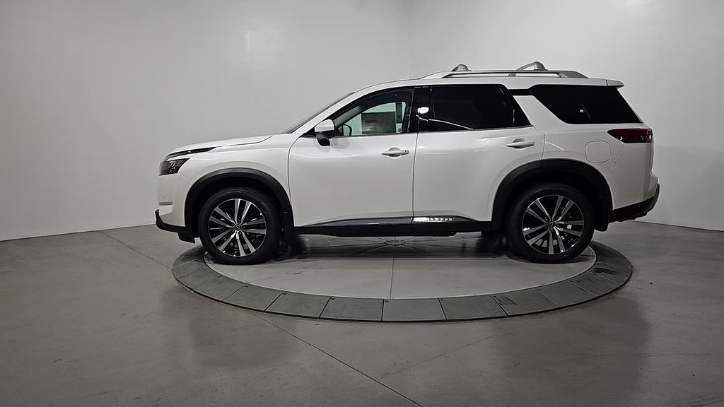2025 Nissan Pathfinder Platinum photo 2