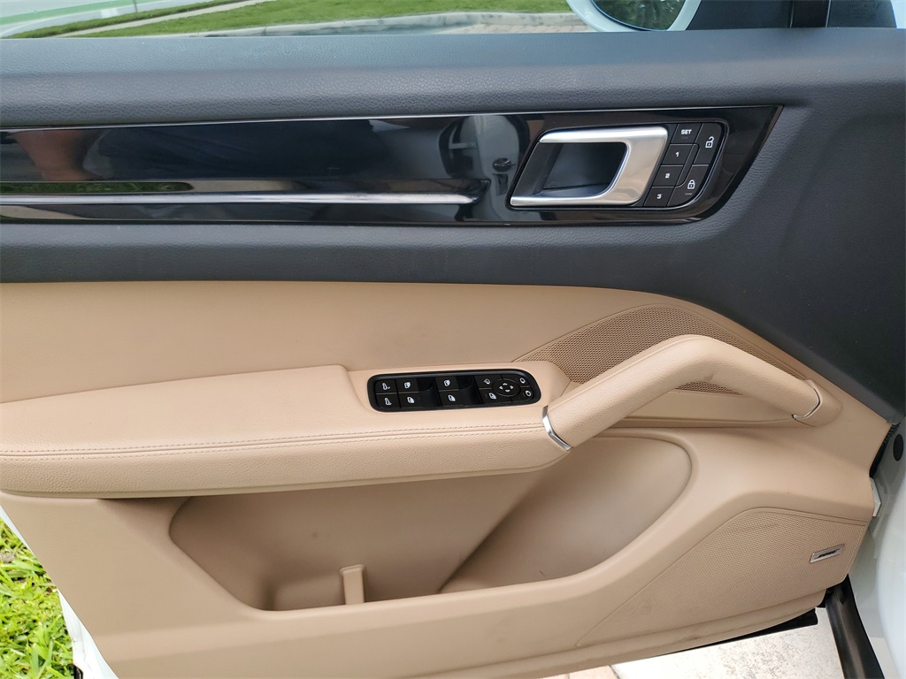 2022 Porsche Cayenne Platinum Edition photo 16