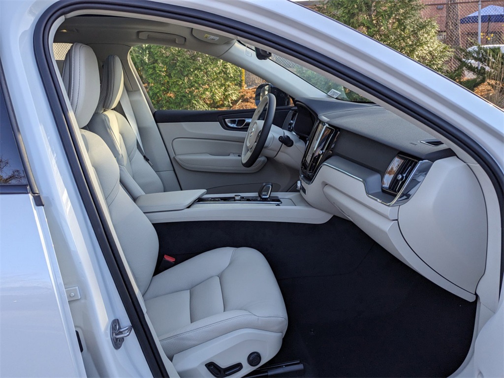 2025 Volvo XC60 T8 Plus photo 3