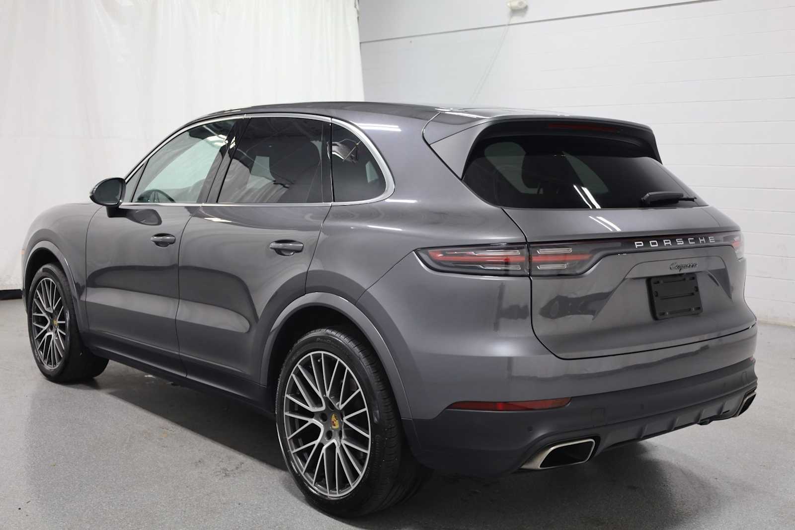 2022 Porsche Cayenne Base photo 2