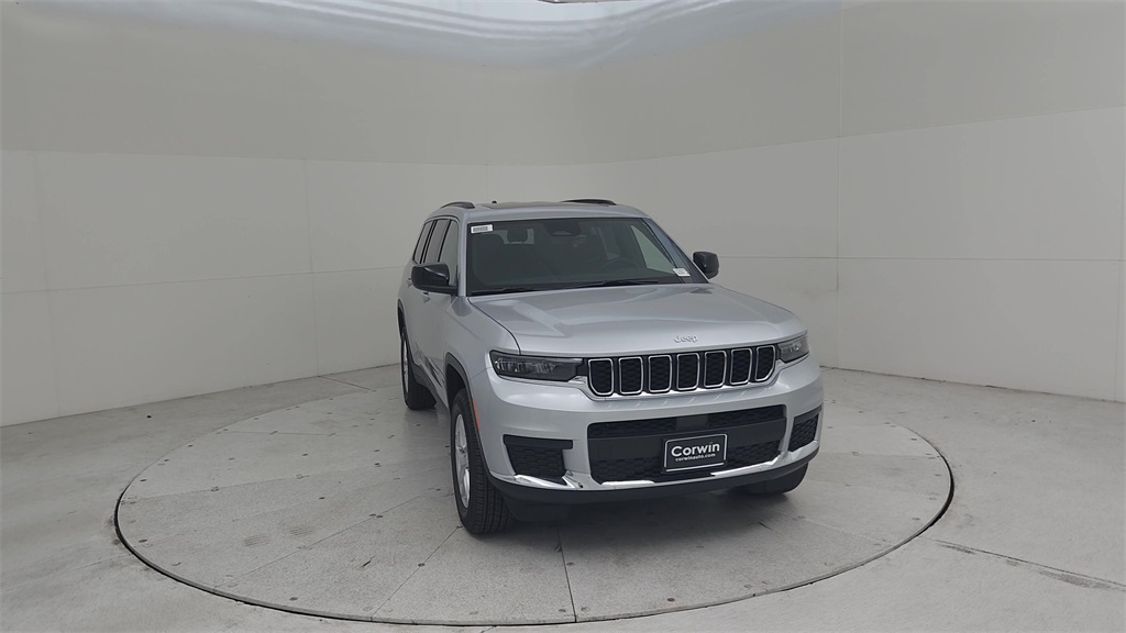 2025 Jeep Grand Cherokee Laredo X photo 4