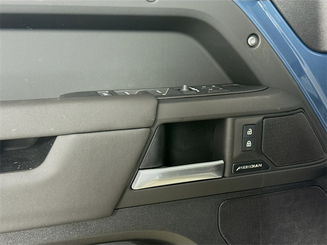 2025 Land Rover Defender 110 S photo 18