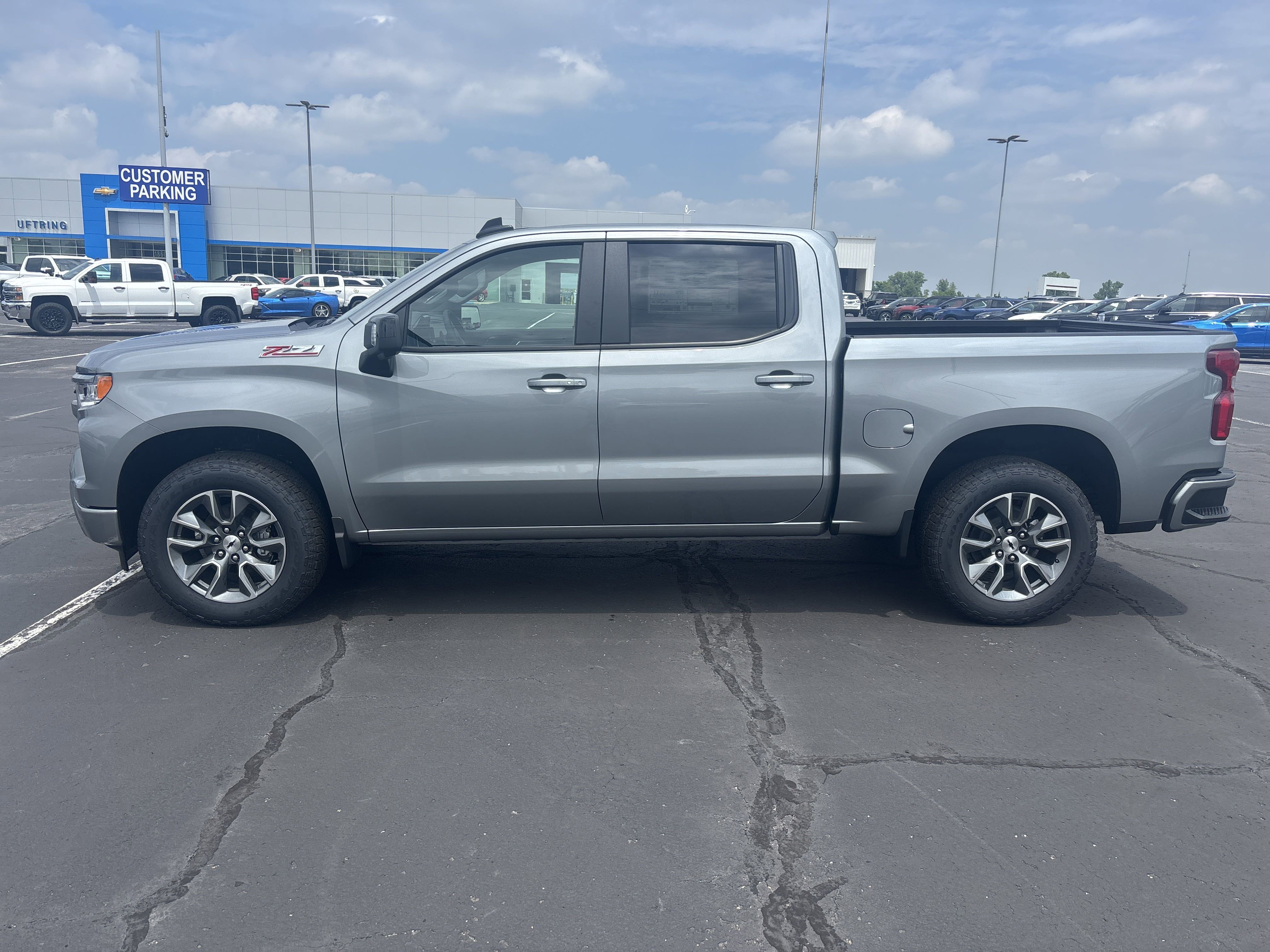 2025 Chevrolet Silverado 1500 RST photo 2