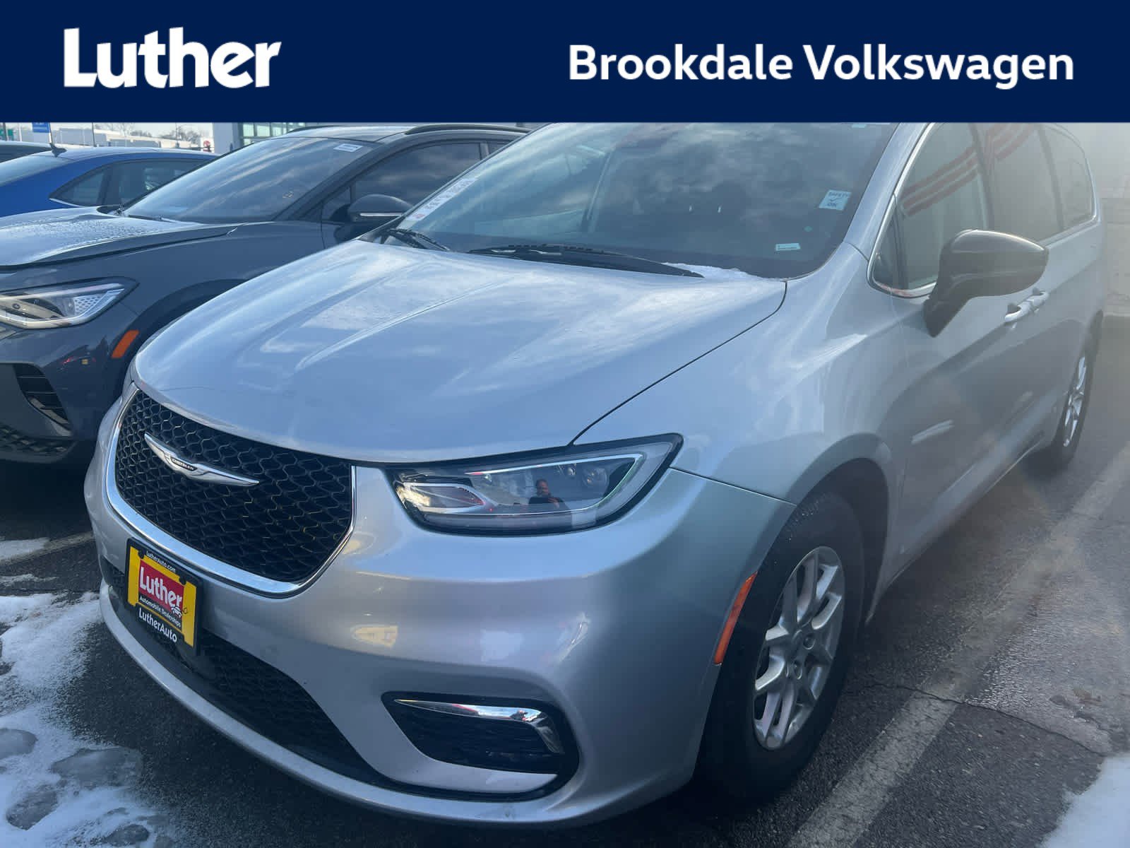 2024 Chrysler Pacifica Touring L's photo