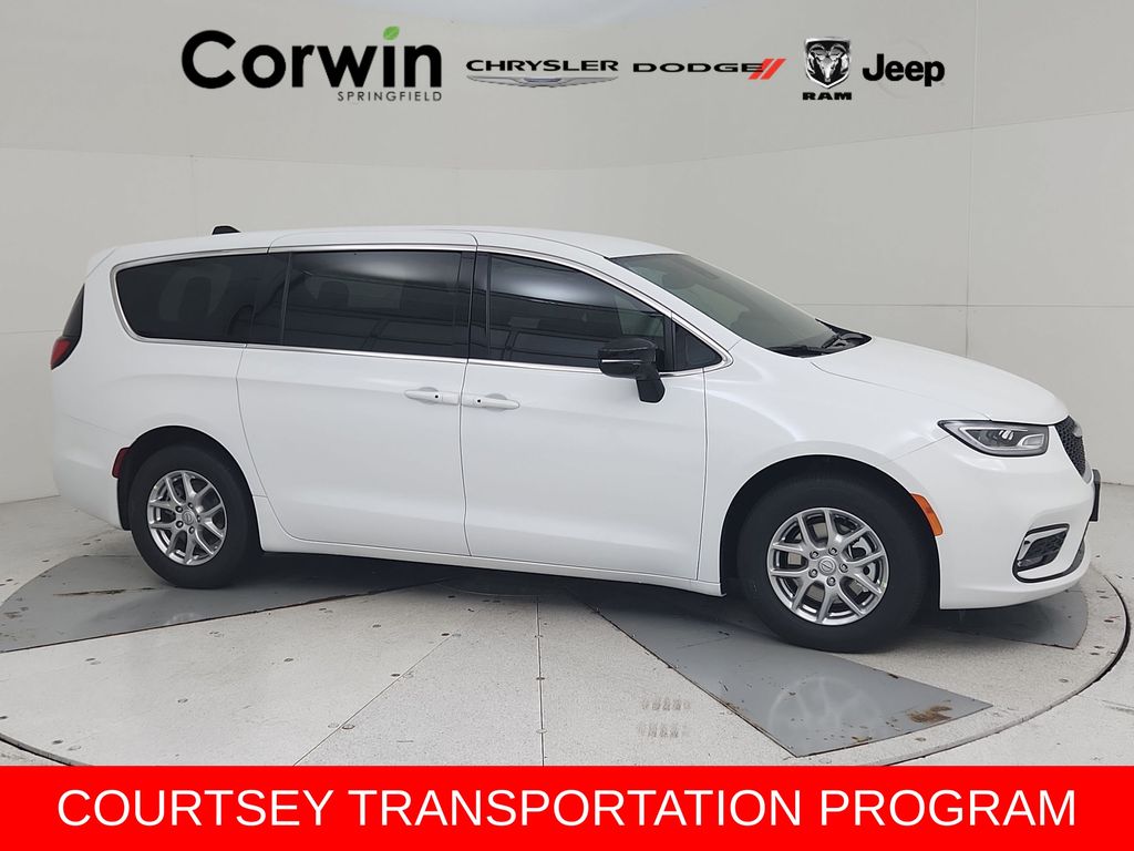 2026 Chrysler Pacifica Select's photo