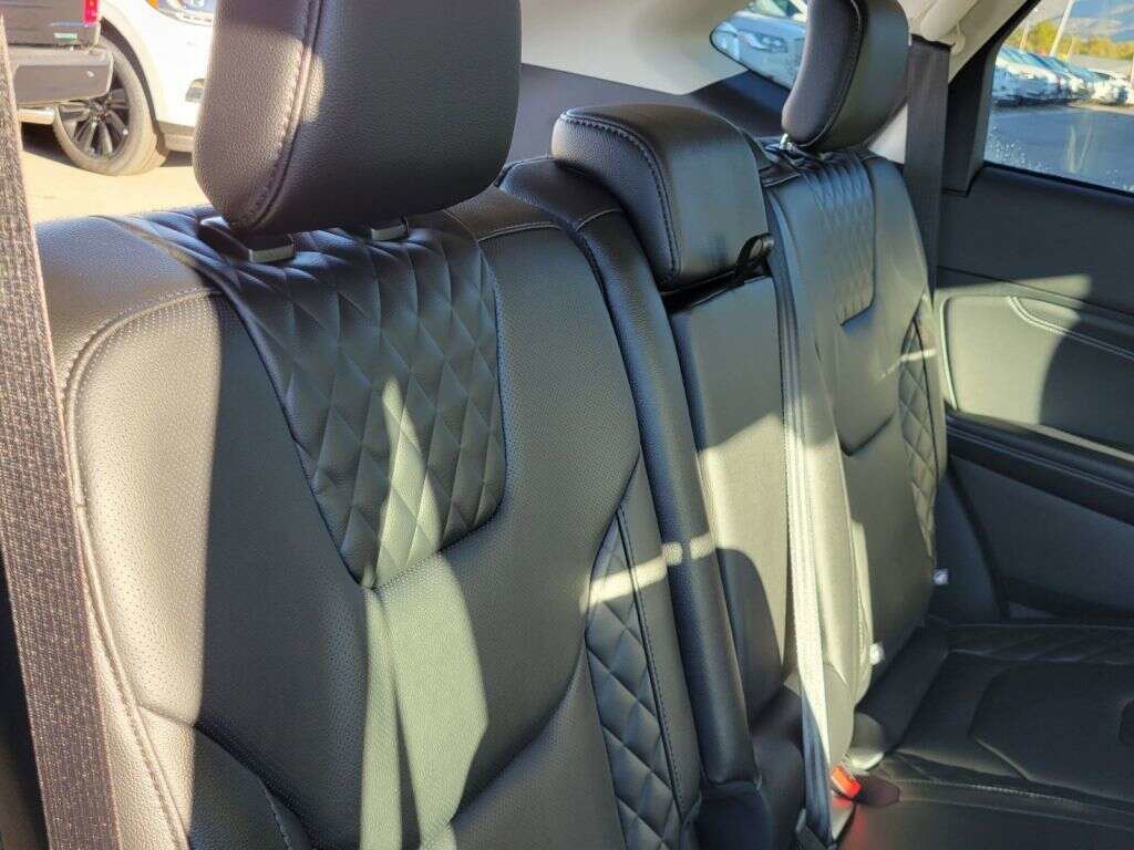 2024 Ford Edge Titanium photo 2