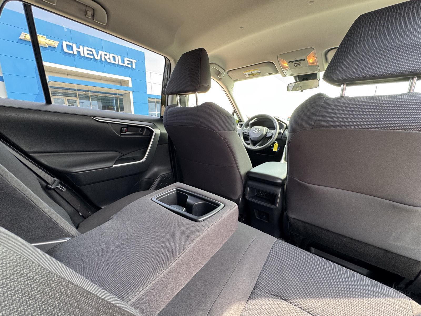 2019 Toyota RAV4 LE photo 4