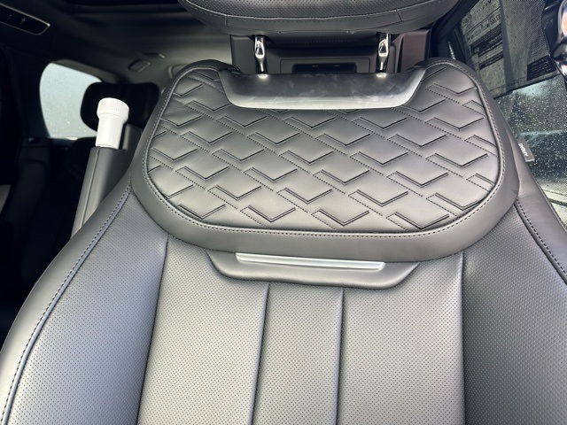 2025 Land Rover Range Rover SV photo 32