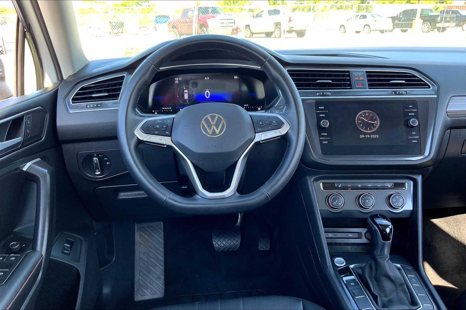 2024 Volkswagen Tiguan Wolfsburg Edition photo 5