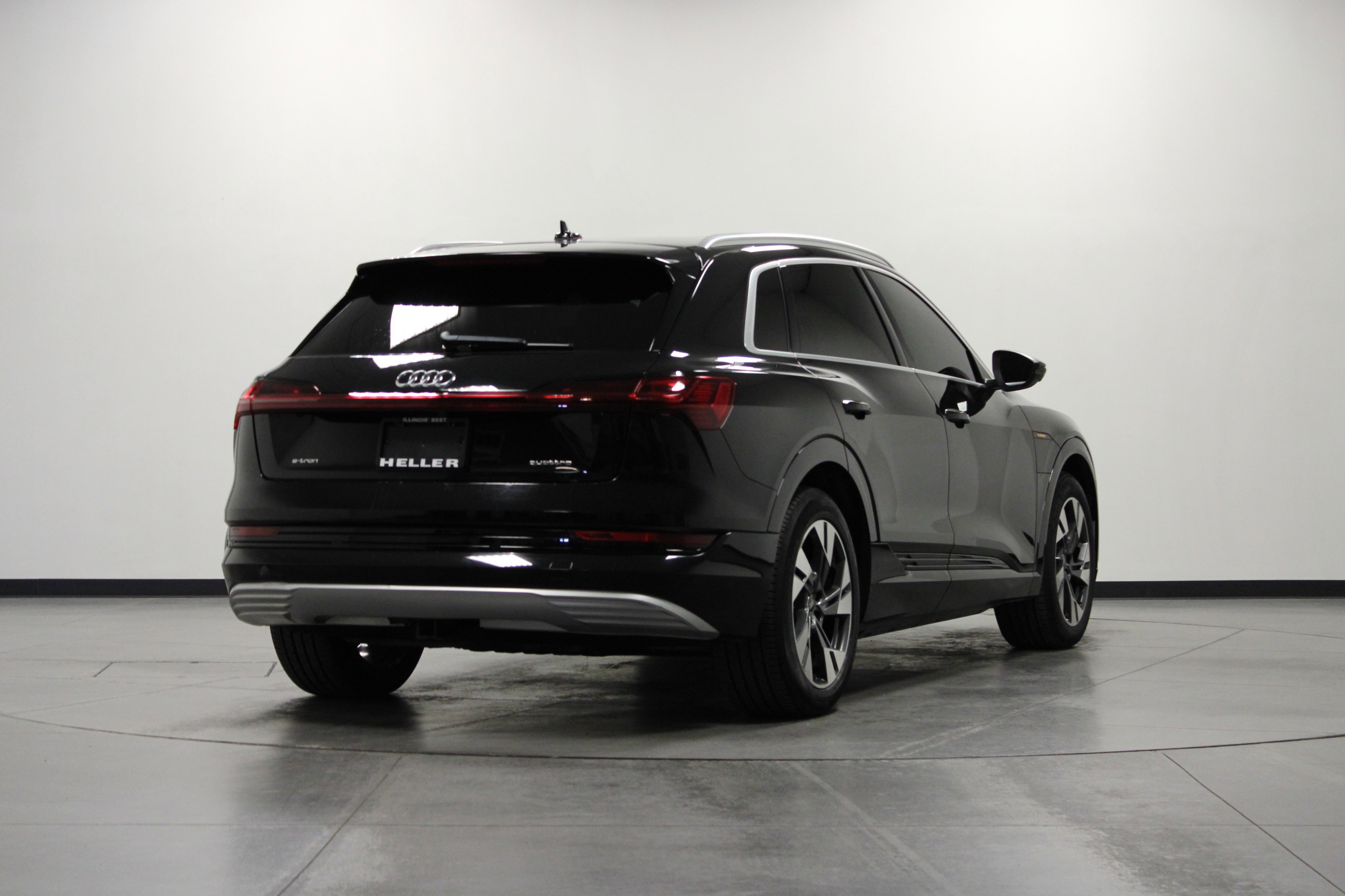 2021 Audi e-tron Premium photo 3