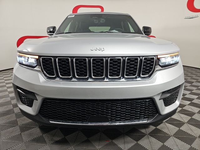 2025 Jeep Grand Cherokee Laredo Altitude photo 2