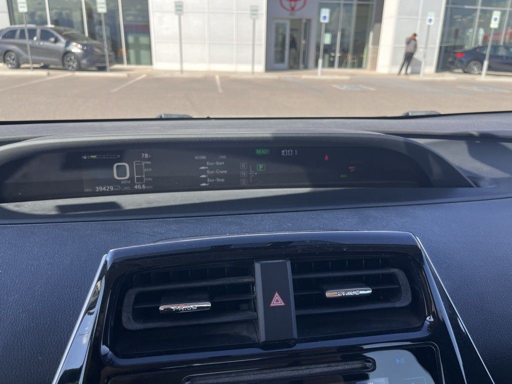 2016 Toyota Prius Four photo 12