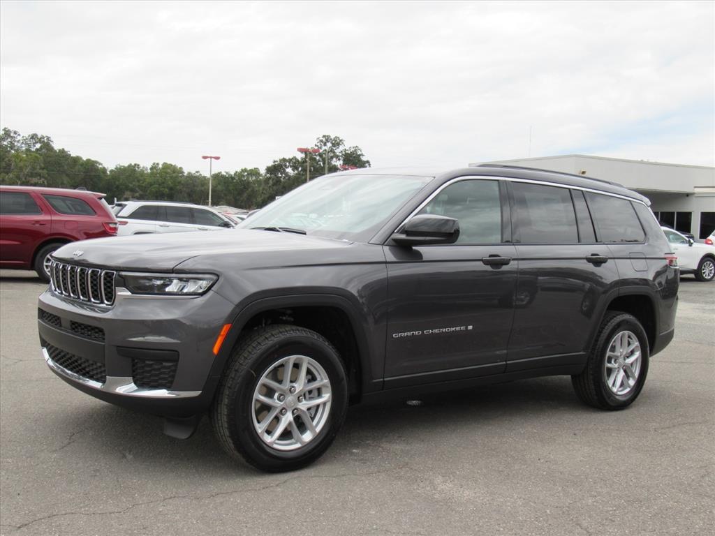 2025 Jeep Grand Cherokee Laredo photo 3