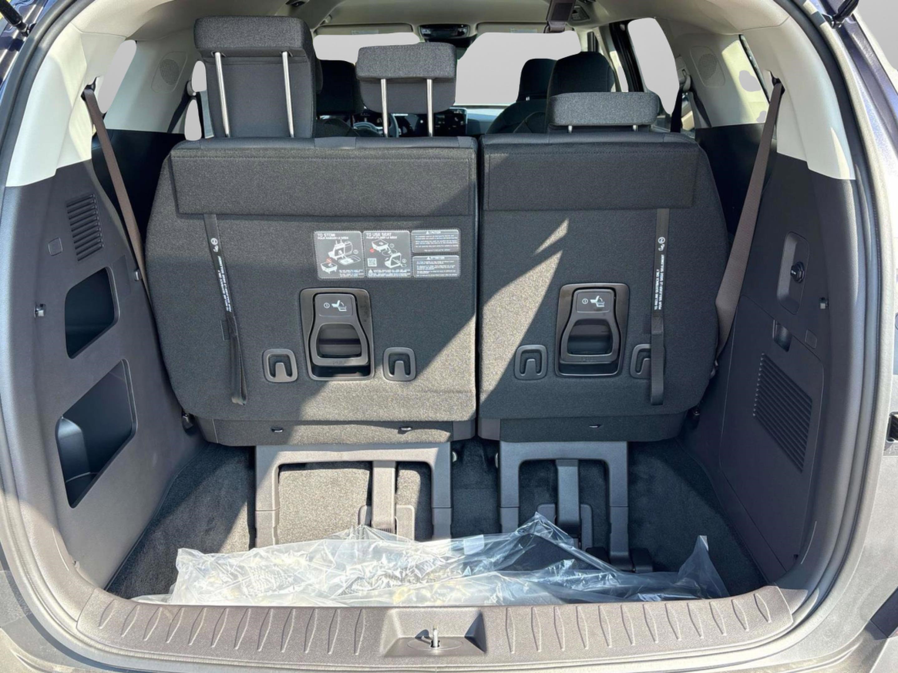 2026 Kia Carnival LX photo 12