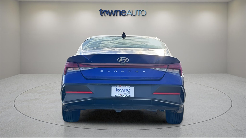 2024 Hyundai Elantra SEL Convenience photo 4