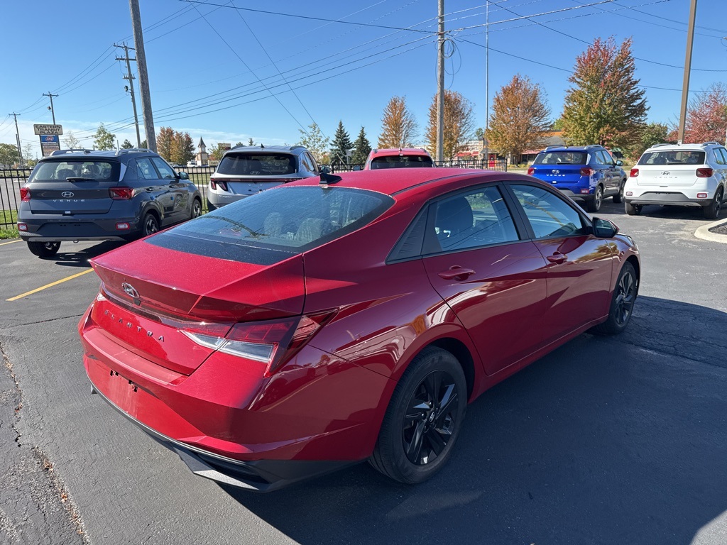 2023 Hyundai Elantra SEL photo 3