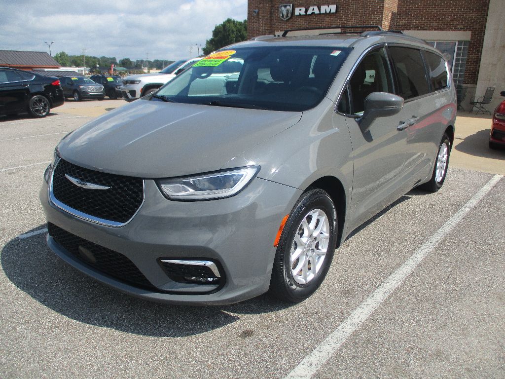2022 Chrysler Pacifica Touring L photo 3