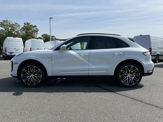 2024 Porsche Macan T photo 4
