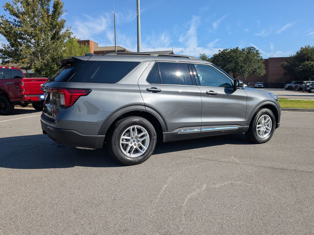 2025 Ford Explorer photo 4