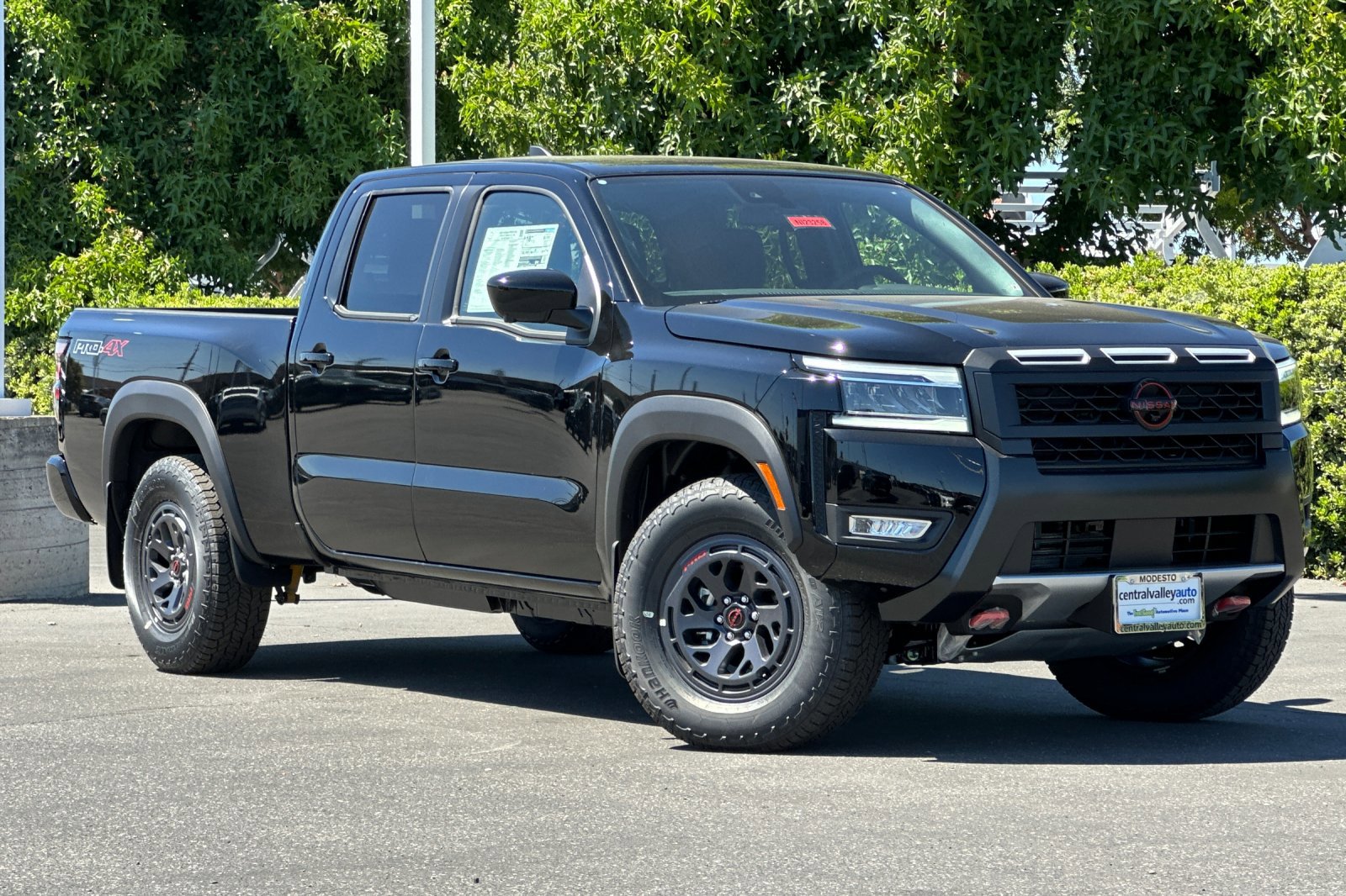 2025 Nissan Frontier Crew Cab PRO-4X photo 2
