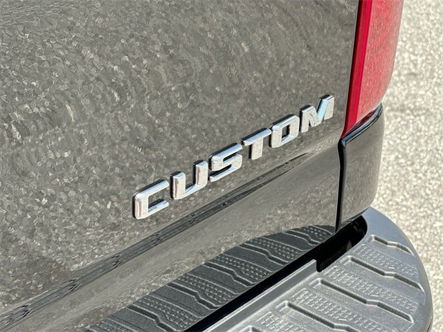 2025 Chevrolet Silverado 2500HD Custom photo 9