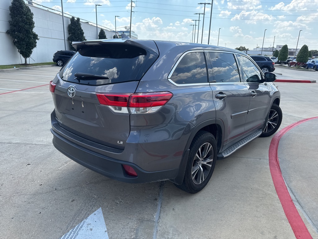 2019 Toyota Highlander LE photo 3