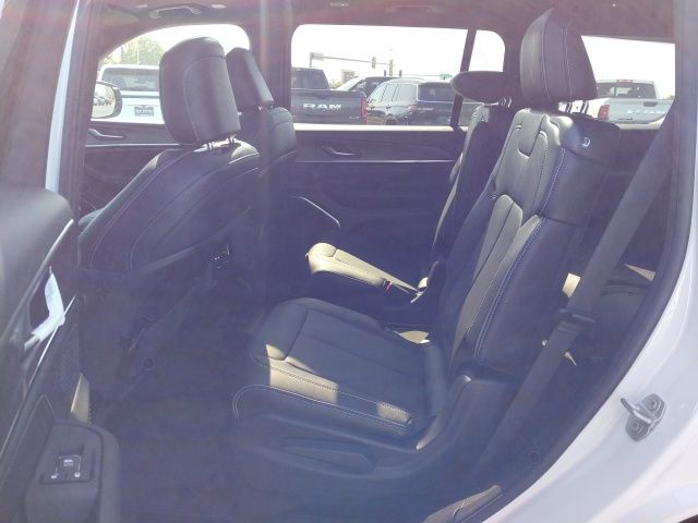 2025 Jeep Grand Cherokee Overland photo 4