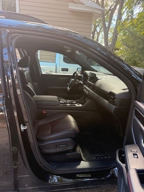 2025 Honda Pilot Black Edition photo 8