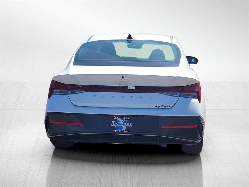 2025 Hyundai Elantra SEL Convenience photo 5