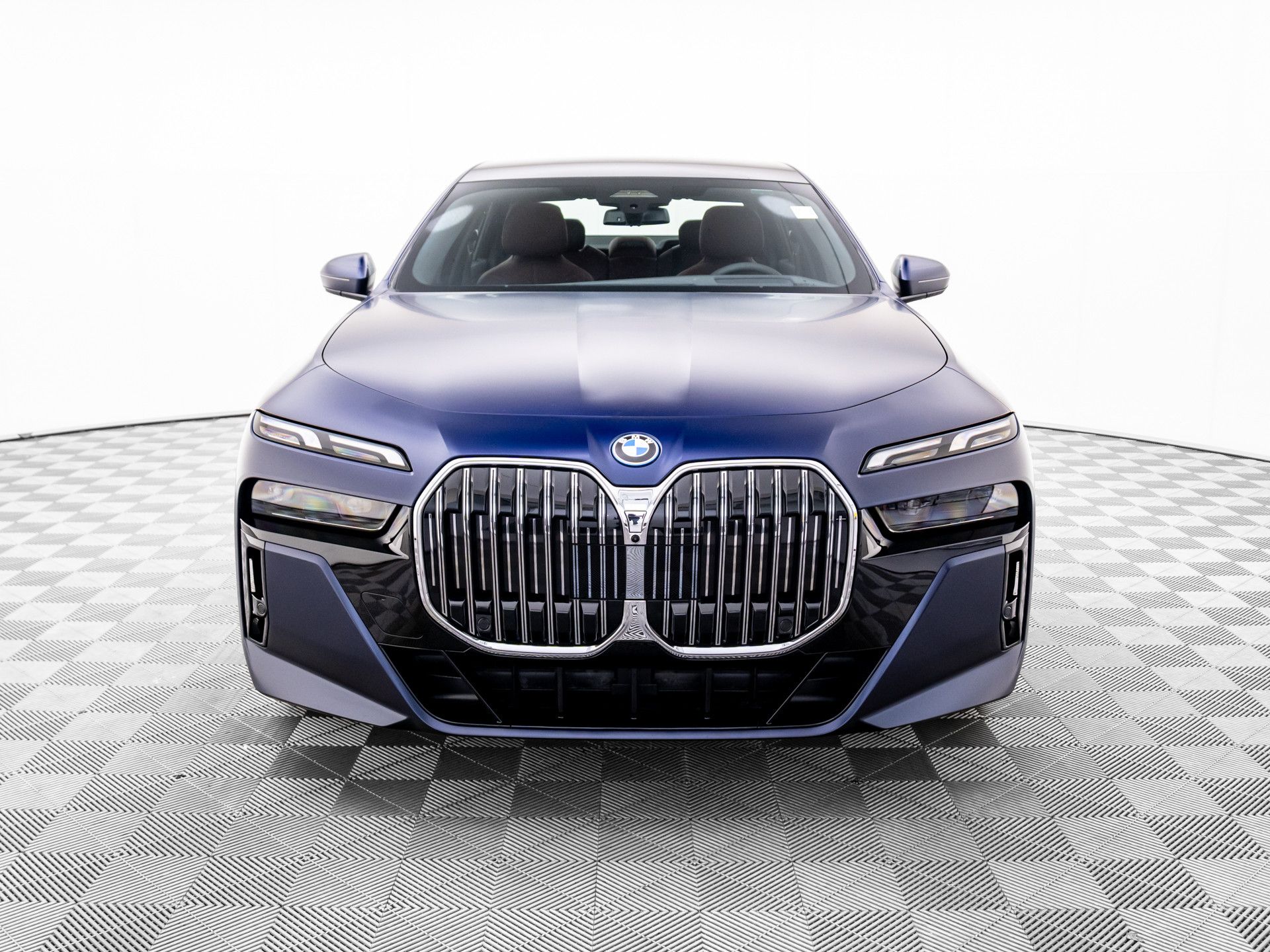 New 2025 Frozen Tanzanite Blue Metallic BMW 750e xDrive image 9