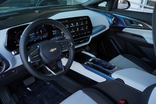 2025 Chevrolet Equinox EV 1LT photo 2