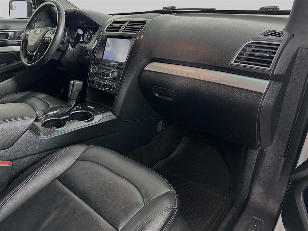 2016 Ford Explorer XLT photo 26