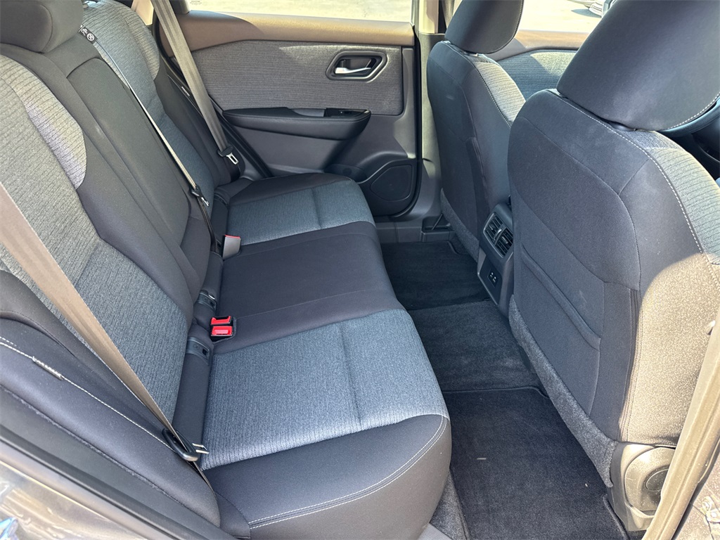 2023 Nissan Rogue SV photo 16