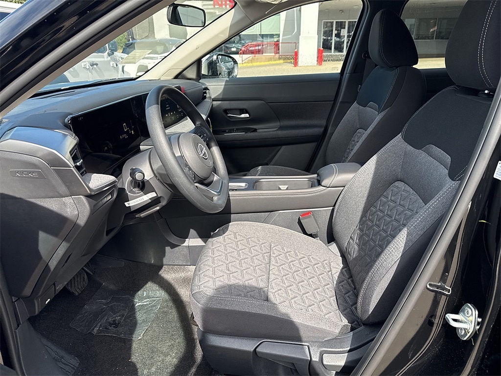 2025 Nissan Kicks SV photo 9