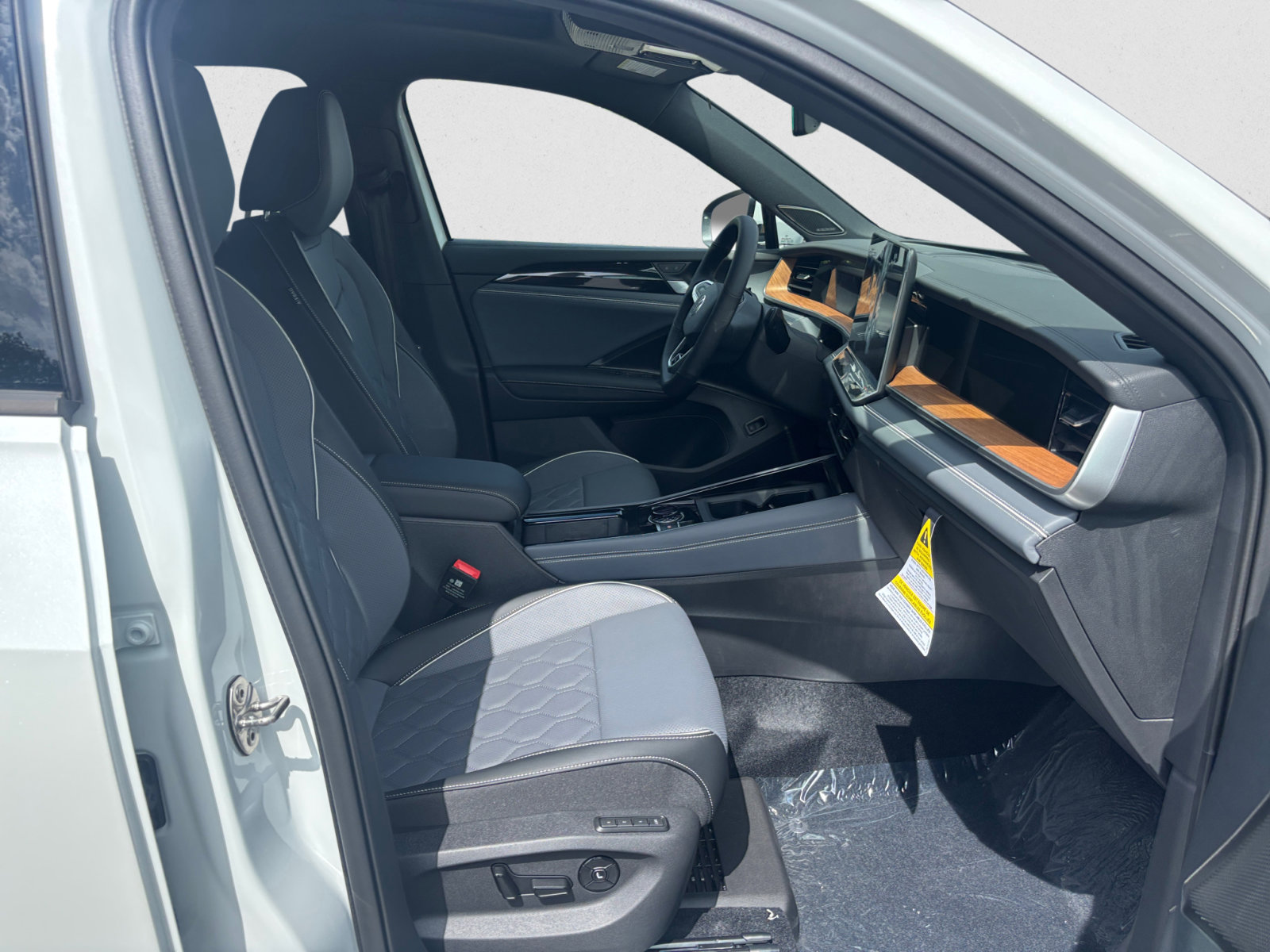 2025 Volkswagen Tiguan SEL R-Line Black photo 15