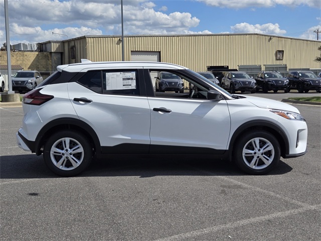 2025 Nissan Kicks Play S photo 2