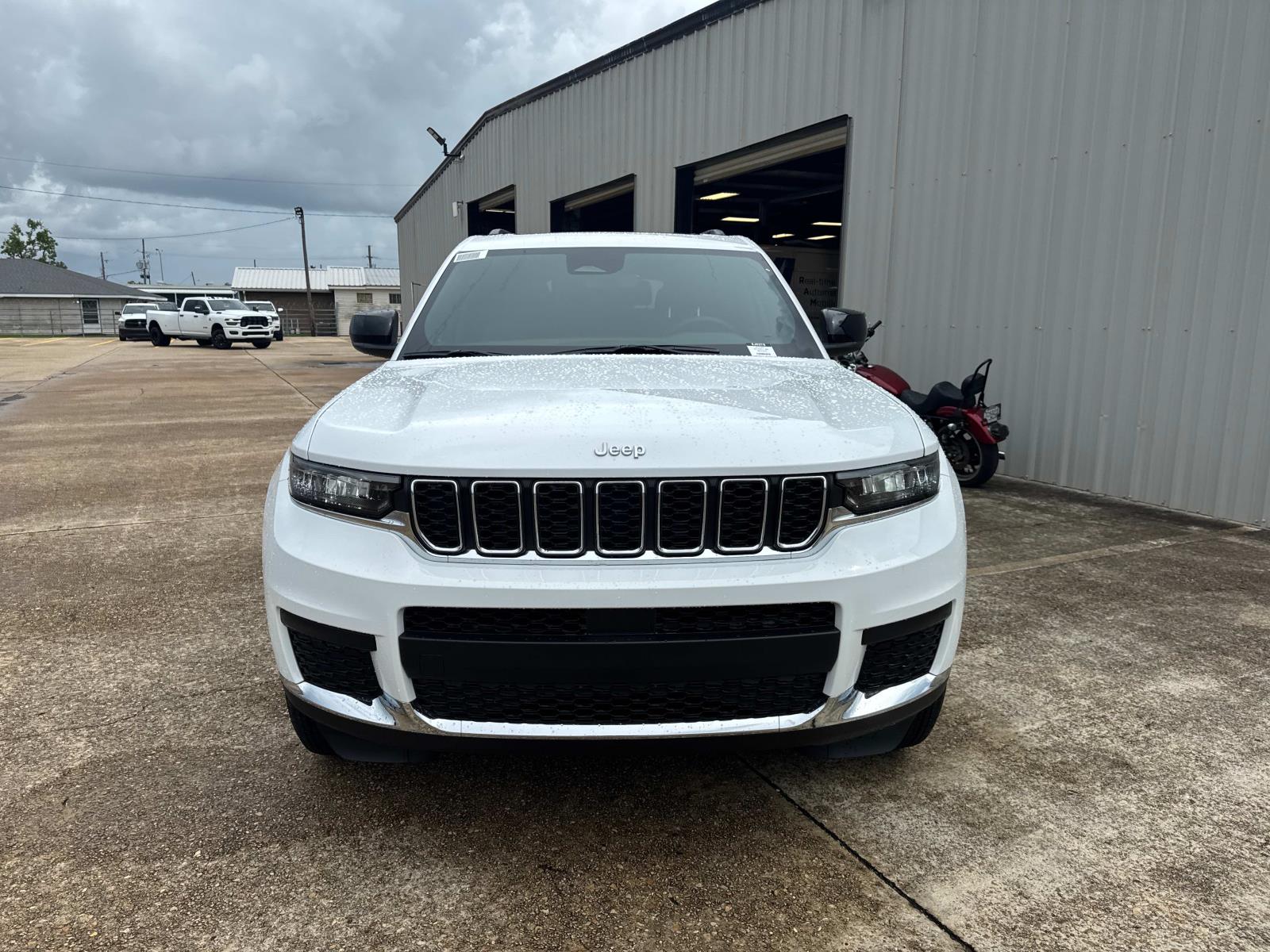 2025 Jeep Grand Cherokee Laredo X photo 2