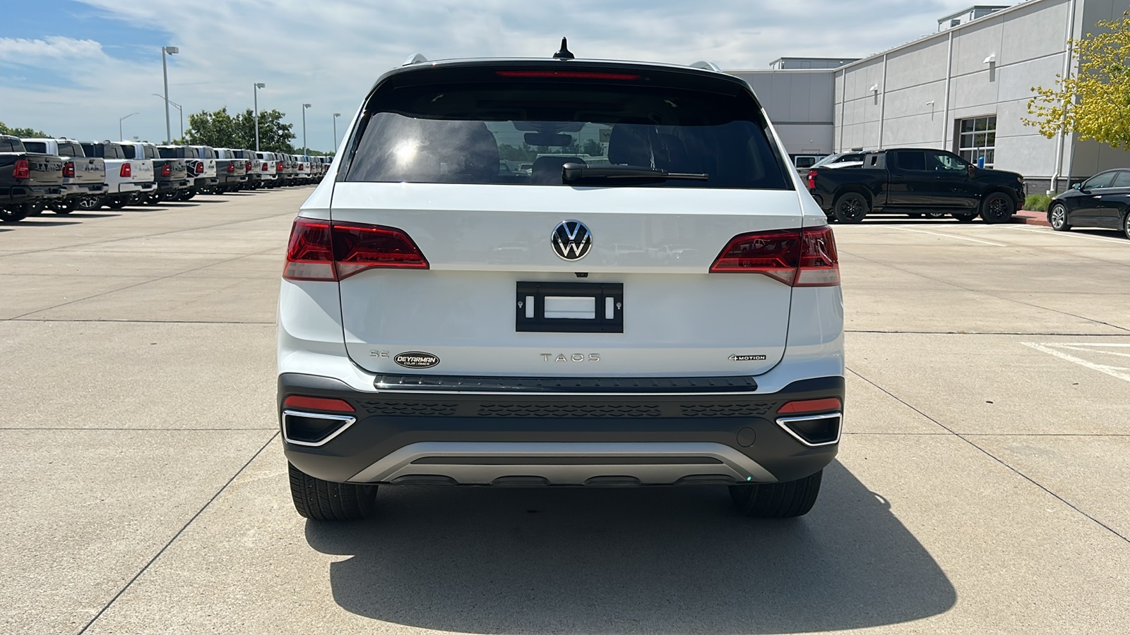 2024 Volkswagen Taos SE photo 4