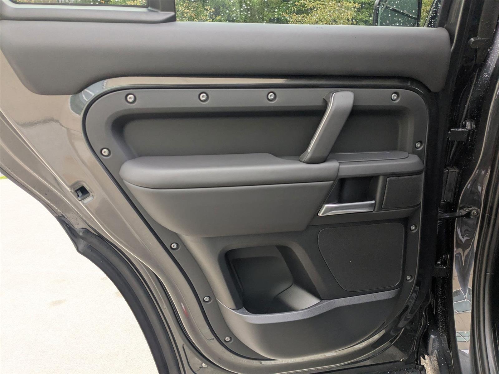 2025 Land Rover Defender 110 X-Dynamic SE photo 20