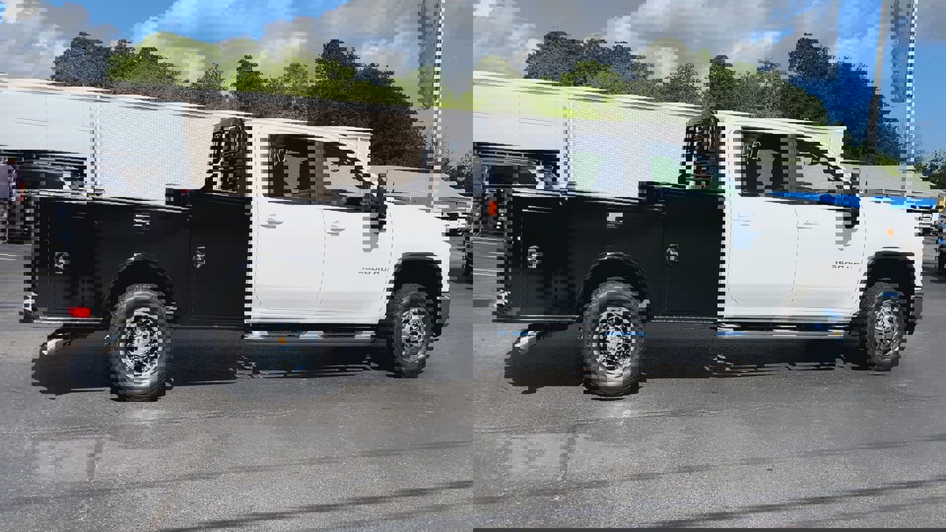 2025 Chevrolet Silverado 3500HD LT photo 9